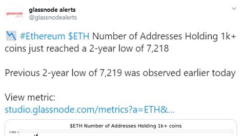 Ethereum: How do exchanges keep relatively similar price on coins?
